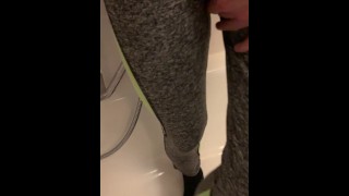 Meisje plast in haar leggings in wanhoop en maakt zichzelf een groot orgasme