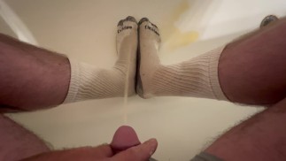 我穿着袜子在脚上撒尿（建议）