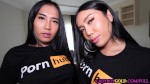 Twee Aziatische shemales komen samen voor een speciale Pornhub trio