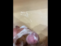 Дрочу в ванной с гелем для тела. Leo Leah69