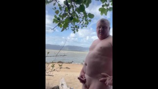 Branlette Naked sur la plage publique