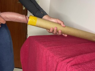 Massageando o Pau no Trabalho com o Tubo De Papelão do Meu Chefe