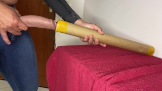 massaggiando il mio cazzo al lavoro con il tubo di cartone del mio capo