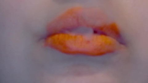 Orange Lips rauchen mit Latexhandschuh