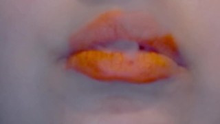 Les lèvres orange fument avec un gant en latex