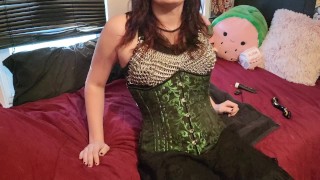 Транс девушка в зеленом корсете крупным планом выстрелила спермой