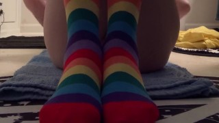 Orinando en bragas blancas y calcetines arco iris hasta el muslo