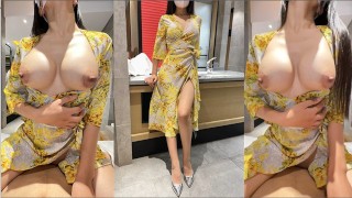黄色いドレスの中国女性が試着室でエチエチ