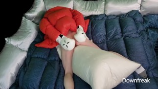 Горбатый пуховый одеял и подушки, одетый в мой массивный оранжевый пуховик Ambush