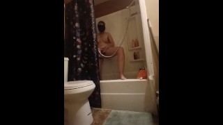 Gemaskerde mollige 20Y /O wast tijdens het masturberen in water tijdens het douchen