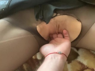 撕裂连裤袜，穿着皮裙做爱