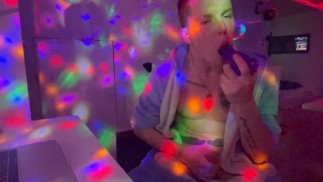 Пока там никого нет, парень трахнул себе в жопу и рот с резиновым другом - 231