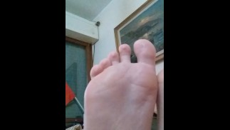 脚底和脚趾可移动的男性脚
