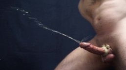 Экстремальный мужской сквирт с огромным анальным фаллоимитатором без помощи рук