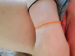 喷出让我的内裤湿透了！热青少年湿猫