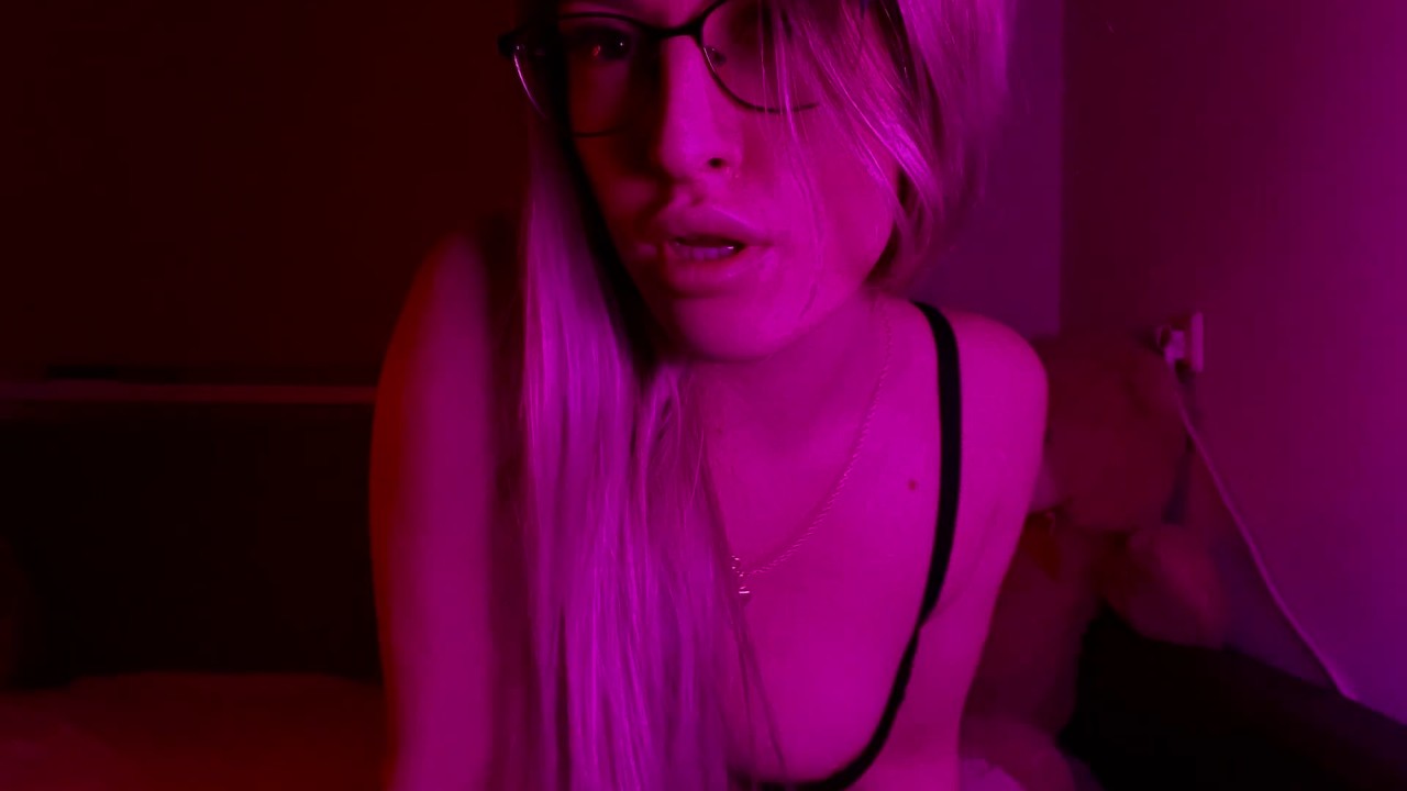 сексуальная блондинка в очках раздевает бюстгальтер - Pornhub.com