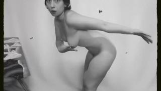 Verlegen Naked vrouw springt touw