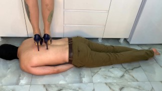 践踏。静静地躺着，感受Dominatrix Nika的重量和力量