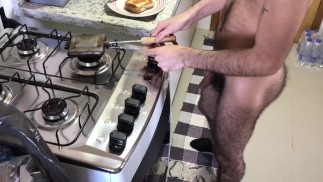 毛茸茸的裸体主义者准备早餐