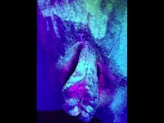 Я покрасила свою киску в УФ-цвета, а потом, конечно же, брызнула!! 💦💦🔥🔥