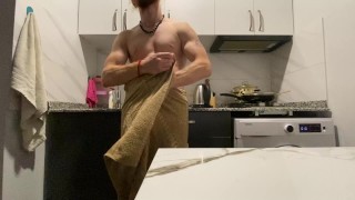 Mi sono eccitato in cucina mentre lavavo i piatti e ho iniziato a masturbarmi.