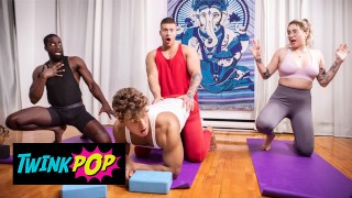 TWINKPOP - L'istruttore di yoga muscolare Clark Delgaty non riesce a reggersi con Felix Fox nella sua classe