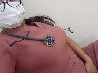 成熟的外科医生在她的工作诊所制作自制色情片，真正的自制色情片