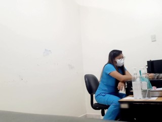 медсестра проводит собеседование в своем кабинете, а затем делает интенсивный минет незнакомцу