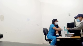 verpleegster voert een interview in haar kantoor en geeft vervolgens een intense pijpbeurt aan een v