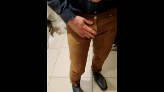 ¡Masturbación masculina en solitario en un baño público! Arriesgado Desnudo Caliente Desnudo Polla