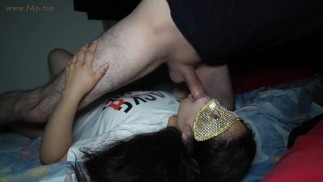 Mein Lehrer nimmt mich mit zu sich nach Hause, um mir beizubringen, wie man Ölquellen bohrt. Er würde meine Kehle füllen