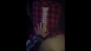 Mamãe gótica tatuada com piercing Giving e pegando um pau grande