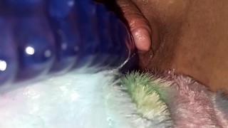 Chico trans cachondo folla coño mojado con consolador y gime hasta el orgasmo