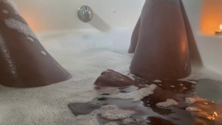 Burlándose de baño de burbujas