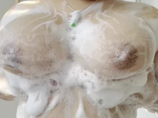 青少年在洗澡时玩弄肥皂大奶子