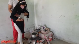 Pkgulnaz Jija Sali 在厨房做爱，清晰的印地语音频