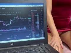 Трахаю друга парня в соседней комнате пока тот занят работой - Screenshot 1 of 16 - Cowgirl