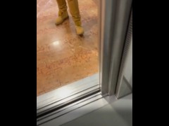 Deux chiennes jouissent dans la cabine d’essayage et se font baiser par un inconnu en plein shopping