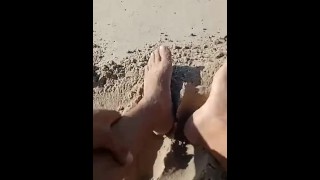 На нудистском пляже возбужденно демонстрирует свои ноги