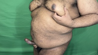 Эти сиськи любят, когда их натирают маслом, но, может быть, ваш рот лучше?