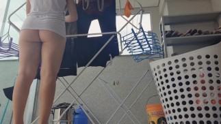 loira gostosa mostra a bundinha , na varanda de casa