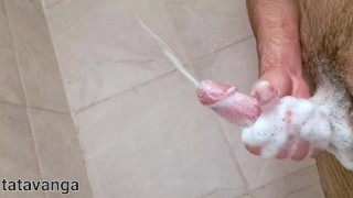 Schuimige masturbatie in de douche. Legendarische sperma