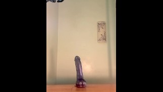 Der Mann setzte sich auf den Dildo