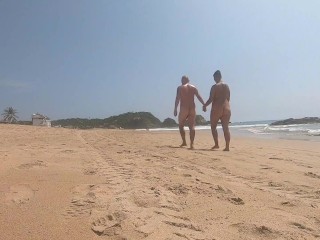 Na Praia De Nudismo