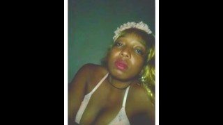 Ebony Goddess soplando humo en cámara con labios rojos completos