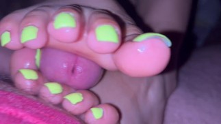 Novia latina satisface al novio con los dedos de los pies en su pene