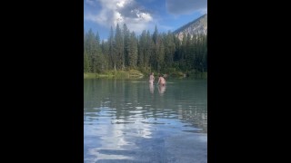 Flaca mojando diversión en un lago alpino (muy frío lol)