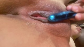 Сексуальная брюнетка развлекается со своим вибратором в киске