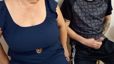 Она дрочит мой член и помогает мне кончить