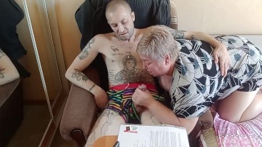 мачеха сосет и дрочит мой член